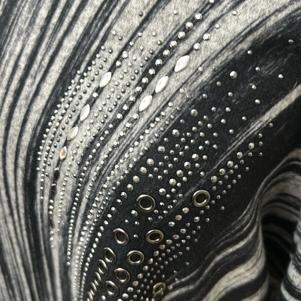 Gently worn B.L. E. U. knit Tunic 1X - Picture 3 of 6